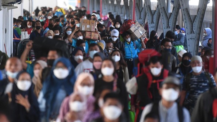 Suasana Stasiun Pasar Senen, Mulai Dipadati Penumpang Arus Balik Sejumlah penumpang berjalan setibanya di Stasiun Pasar Senen, Jakarta, Kamis (5/5/2022). PT KAI mencatat pada H+2 Ramadhan sebanyak 14.700 pemudik kembali ke Jakarta melalui Stasiun Pasar Senen, sementara 14.900 lainnya kembali melalui Stasiun Gambir. ANTARA FOTO/Akbar Nugroho Gumay/nz