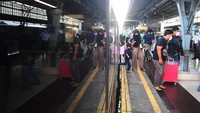 Sejumlah penumpang berjalan setibanya di Stasiun Pasar Senen, Jakarta, Kamis (5/5/2022).