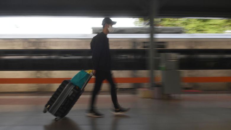 Suasana Stasiun Pasar Senen, Mulai Dipadati Penumpang Arus Balik Sejumlah penumpang berjalan setibanya di Stasiun Pasar Senen, Jakarta, Kamis (5/5/2022). PT KAI mencatat pada H+2 Ramadhan sebanyak 14.700 pemudik kembali ke Jakarta melalui Stasiun Pasar Senen, sementara 14.900 lainnya kembali melalui Stasiun Gambir. ANTARA FOTO/Akbar Nugroho Gumay/nz