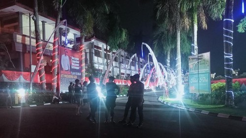 Suasana warga yang berharap mendapat sembako di depan Istana Kepresidenan Tampaksiring, Gianyar Kamis (5/5) malam