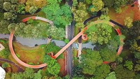 Unik dan menarik, infinity link bridge menghubungkan taman yang ada di utara dan selatan. Berdiri setinggi enam meter, jembatan berada di antara pepohonan tinggi. (Tebet Eco Park)