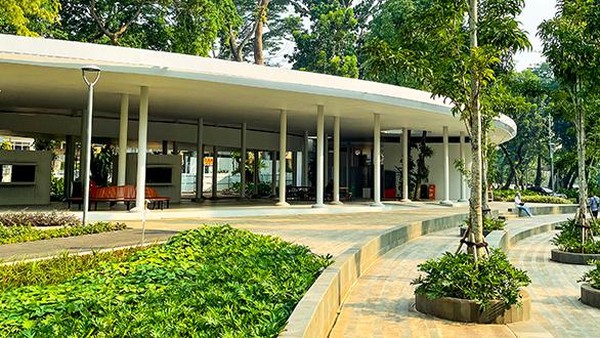 Plaza jadi fasilitas publik yang berperan sebagai gerbang utama Tebet Eco Park. Di sini bisa jadi titik terbaik untuk memulai perjalanan mengelilingi Tebet Eco Park. (Tebet Eco Park) Plaza jadi fasilitas publik yang berperan sebagai gerbang utama Tebet Eco Park. Di sini bisa jadi titik terbaik untuk memulai perjalanan mengelilingi Tebet Eco Park. (Tebet Eco Park)
