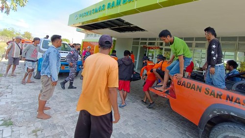 Tim SAR Gabungan saat melakukan evakuasi jenasah Hoki Mbanga Puru, nelayan yang hilang Pantai Kerilawitu, Desa Mondu, Kecamatan Kanatang, Kabupaten Sumba Timur dari tengah laut, Kamis (5/5/2022)