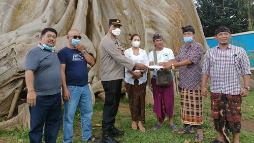 Tokoh adat dan masyarakat Desa Adat Bayan, Desa Tua, Kecamatan Marga melakukan pertemuan pasca viralnya video seorang perempuan bule pada Kayu Putih di belakang Pura Babakan, Kamis (5/5/22)