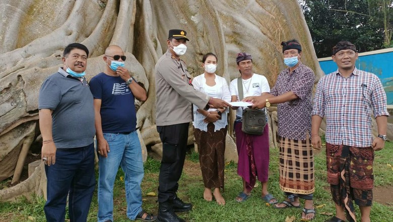 Tokoh adat dan masyarakat Desa Adat Bayan, Desa Tua, Kecamatan Marga melakukan pertemuan pasca viralnya video seorang perempuan bule pada Kayu Putih di belakang Pura Babakan, Kamis (5/5/22) Tokoh adat dan masyarakat Desa Adat Bayan, Desa Tua, Kecamatan Marga melakukan pertemuan pasca viralnya video seorang perempuan bule pada Kayu Putih di belakang Pura Babakan, Kamis (5/5/22)