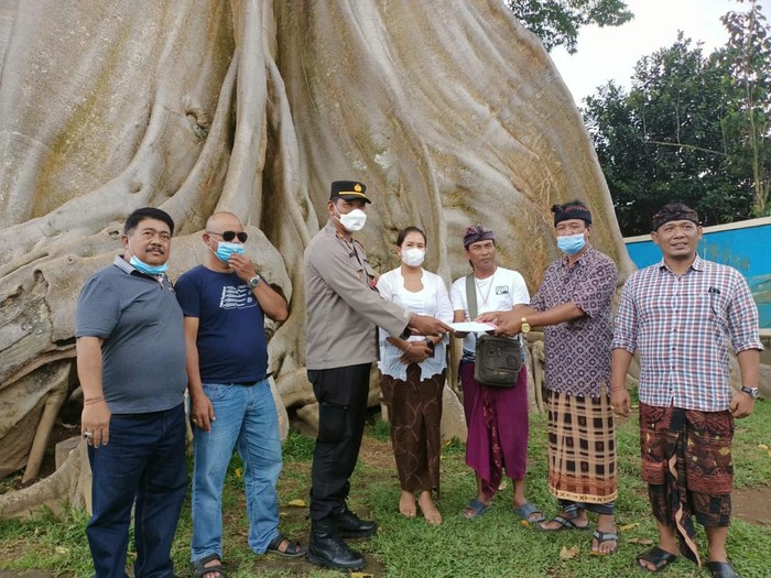 Tokoh adat dan masyarakat Desa Adat Bayan, Desa Tua, Kecamatan Marga melakukan pertemuan pasca viralnya video seorang perempuan bule pada Kayu Putih di belakang Pura Babakan, Kamis (5/5/22)