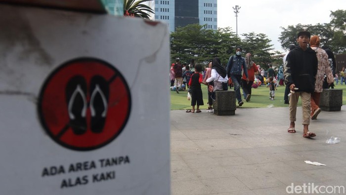 Tolong! Jangan Injak Rumput dan Buang Sampah Sembarangan di Alun-alun Bandung Ratusan wisatawan kunjungi Taman Alun-alun, Kota Bandung, Jawa Barat pada liburan lebaran tahun 2022.