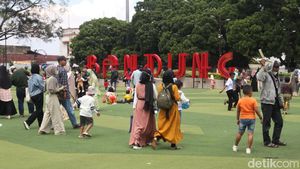 Tolong! Jangan Injak Rumput dan Nyampah Sembarangan di Alun-alun Bandung