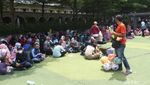 Tolong! Jangan Injak Rumput dan Nyampah Sembarangan di Alun-alun Bandung