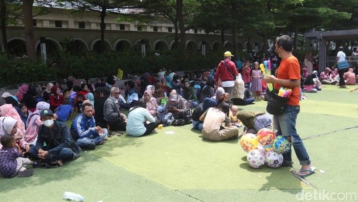 Ratusan wisatawan kunjungi Taman Alun-alun, Kota Bandung, Jawa Barat pada liburan lebaran tahun 2022.