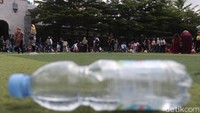 Padahal, sebelum masuk ke kawasan taman ada imbauan kepada para pengunjung salah satunya tidak membawa makanan dan minuman ke kawasan dan tidak membuang sampah sembarangan.