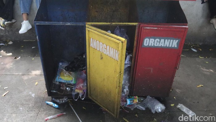 Tolong! Jangan Injak Rumput dan Buang Sampah Sembarangan di Alun-alun Bandung Ratusan wisatawan kunjungi Taman Alun-alun, Kota Bandung, Jawa Barat pada liburan lebaran tahun 2022.
