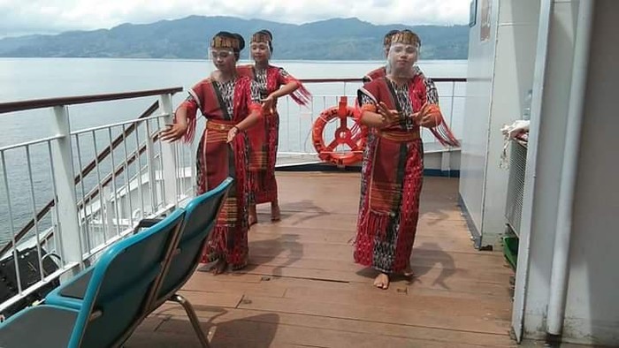 Anak asuhan Dolok Sipiak menari di atas kapal Ihan Batak.