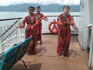 Dolok Sipiak, Hibur Penumpang KM Ihan Batak Dengan Tarian