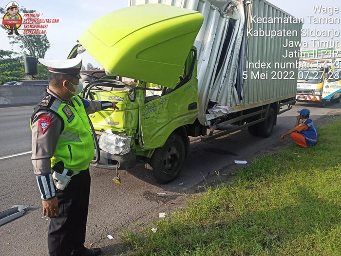 Truk boks bernopol B 9785 SCJ menabrak tiang penyangga jalan layang di Tol Sidoarjo arah Waru. Tepatnya di KM 747.
