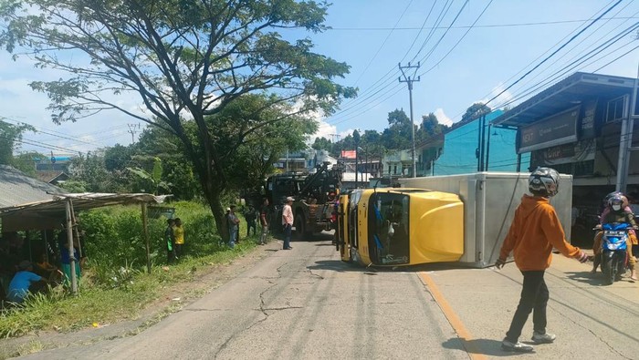 Truk bertabrakan dengan minibus di Sukabumi, Jawa Barat. Dalam kecelakaan tersebut, satu orang mengalami luka di bagian kepala.