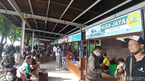 Ramainya wisatawan, baik domestik maupun mancanegara berlibur ke Pulau Nusa Penida dan Pulau Nusa Lembongan bisa dilihat dari suasana Pelabuhan Penyeberangan di Pantai Sanur, Denpasar. Para turis nampak berduyun-duyun hendak menyeberang ke dua pulau yang ada di Kabupaten Klungkung itu.  