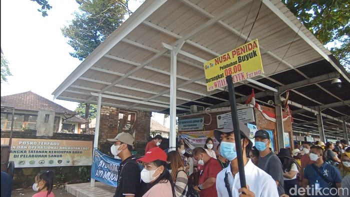 Para turis atau wisatawan nampaknya memanfaatkan momentum liburan Hari Raya Idul Fitri 1443 Hijriah atau 2022 Masehi ke Bali. Salah satu destinasi yang ramai dikunjungi Provinsi Bali yakni Pulau Nusa Penida dan Pulau Nusa Lembongan.