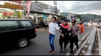 Kedua pria mabuk tersebut diketahui berinisial DY dan UI. Saat kejadian, polisi sedang melaksanakan one way dari Tasikmalaya menuju Bandung.  