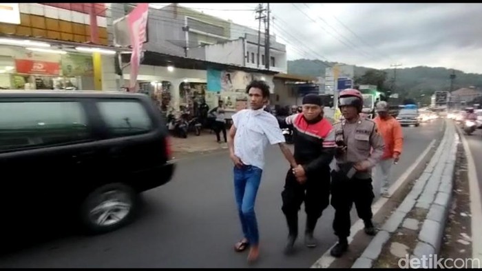 Dua orang pria mabuk diamankan polisi setelah nekat menerobos arus one way di Malangbong. Mereka hampir menabrak petugas dan malah melawan saat diamankan.