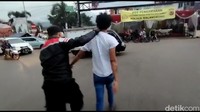 Kapolsek Malangbong AKP Zainuri mengatakan, melihat aksi keduanya, dia dan seorang anggota Polsek Malangbong kemudian berupaya mencegah.  