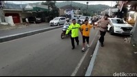 Namun, keduanya memaksa untuk menerobos barikade dan melawan arus one way. Sempat hampir menabrak kita juga, katanya.  
