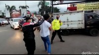 Petugas kemudian mengamankan keduanya hingga tersungkur. Namun, keduanya diketahui malah melawan petugas dan mengajak berkelahi.  