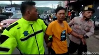 Polisi kemudian menggeledah keduanya. Dari tangan kedua pria ini, polisi mengamankan pisau dan badik. Selain itu, polisi juga menyita dua obat terlarang jenis alprazolam dan zypraz.  