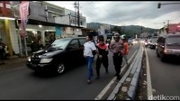 Keduanya kemudian diamankan petugas ke Mako Polsek Malangbong yang tak jauh dari lokasi kejadian.  