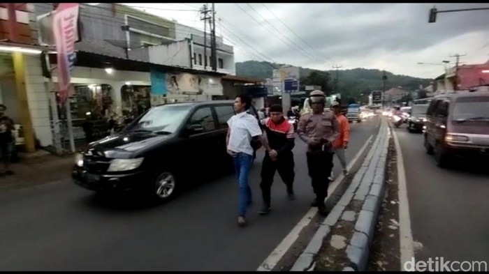 Usai Terobos One Way, 2 Pria di Garus Ajak Polisi Berkelahi Dua orang pria mabuk diamankan polisi setelah nekat menerobos arus one way di Malangbong. Mereka hampir menabrak petugas dan malah melawan saat diamankan.