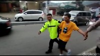 Insiden tersebut terjadi Rabu (4/5) sore kemarin di Jalur Malangbong, Garut. Saat kejadian itu, polisi sedang melaksanakan sistem satu arah jalur atau one way di wilayah tersebut.  