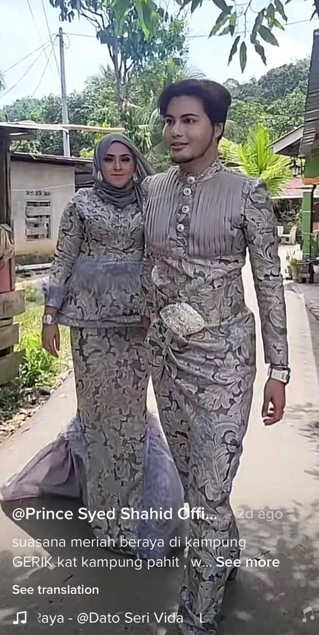 Video wanita dengan baju Lebaran heboh ala Mermaid tersebut langsung viral dan sudah ditonton lebih dari 9,4 juta Views. Warganet ada yang takjub dan mengatakan gaun bisa menyapu jalanan. Dia yang make gua yang gerah wkwk, ngakak akun TikTok @Ita Sosilawati. Mau Lebaran apa fashion show😂, ucap akun @Nabilah. Mulia sekali bajunya sambil membersihkan jalanan, ujar akun @AuroraBorealis🔮. Kak mau tanya itu rumbaiannya nyentuh aspal sama tanah itu gak kotor atau kena tai ayam?? tanya akun @00000. Foto: Dok. TikTok @prince.syed.shahid.