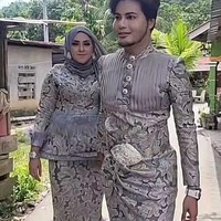 Video wanita dengan baju Lebaran heboh ala Mermaid tersebut langsung viral dan sudah ditonton lebih dari 9,4 juta Views. Warganet ada yang takjub dan mengatakan gaun bisa menyapu jalanan. Dia yang make gua yang gerah wkwk, ngakak akun TikTok @Ita Sosilawati. Mau Lebaran apa fashion show😂, ucap akun @Nabilah. Mulia sekali bajunya sambil membersihkan jalanan, ujar akun @AuroraBorealis🔮. Kak mau tanya itu rumbaiannya nyentuh aspal sama tanah itu gak kotor atau kena tai ayam?? tanya akun @00000. Foto: Dok. TikTok @prince.syed.shahid.