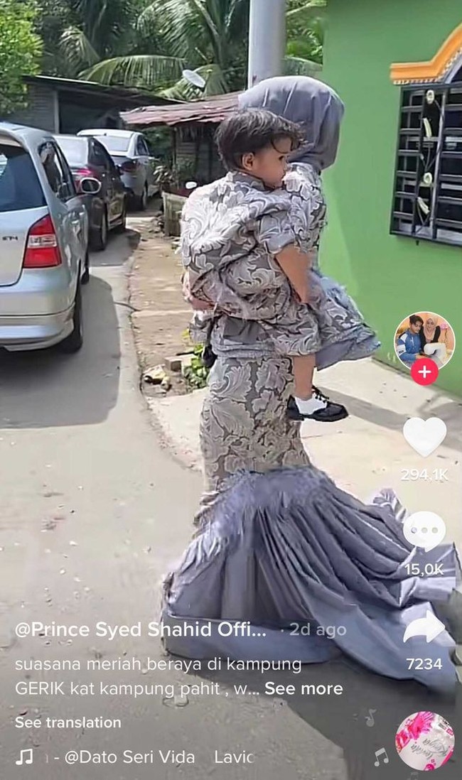 Dalam video terlihat dia memakai busana serba abu-abu motif bunga dengan detail ruffle di bagian pinggang. Pada bagian kaki terdapat hiasan bulu warna abu-abu. Foto: Dok. TikTok @prince.syed.shahid.