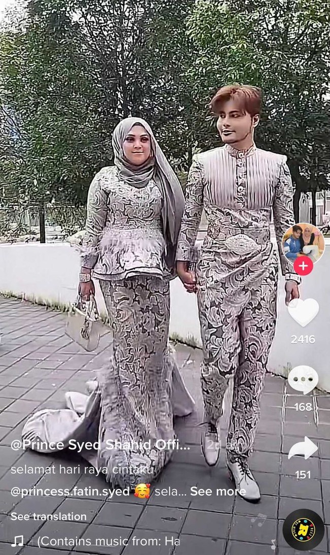 Baju Lebaran wanita umumnya, dress, blouse, tunik atau gamis. Namun berbeda dengan wanita satu ini yang mendadak jadi sorotan warganet. Wanita ini viral karena mengenakan busana dengan detail ekor di bagian bawah yang panjangnya menyentuh lantai. Ia sengaja memakai busana Lebaran seragam dengan keluarga. Foto: Dok. TikTok @prince.syed.shahid.