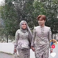 Baju Lebaran wanita umumnya, dress, blouse, tunik atau gamis. Namun berbeda dengan wanita satu ini yang mendadak jadi sorotan warganet. Wanita ini viral karena mengenakan busana dengan detail ekor di bagian bawah yang panjangnya menyentuh lantai. Ia sengaja memakai busana Lebaran seragam dengan keluarga. Foto: Dok. TikTok @prince.syed.shahid.