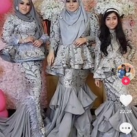 Dalam video lainnya yang diunggah, akun TikTok @prince.syed.shahid menceritakan busana yang ia kenakan saat Lebaran. Ia mengaku menggunakan bahan kain langsir atau biasa untuk gorden untuk seragam Lebaran keluarga. Foto: Dok. TikTok @prince.syed.shahid.