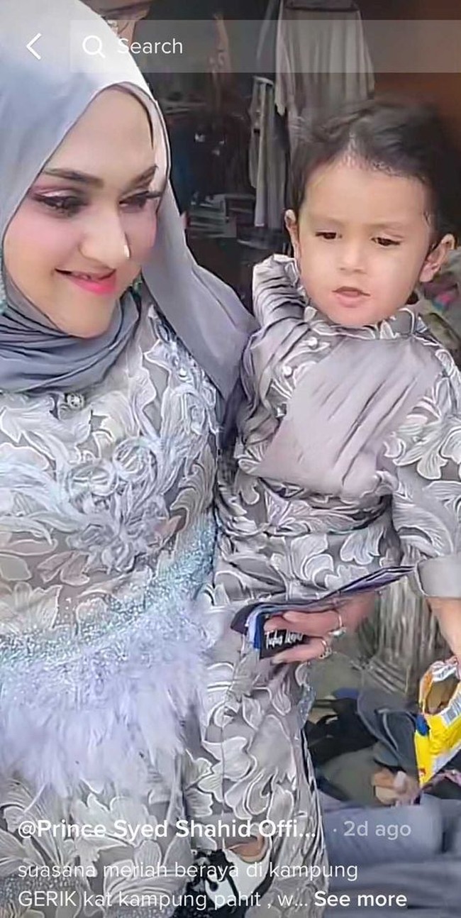 Penampilan wanita dengan baju Lebaran heboh itu viral setelah diunggah oleh akun TikTok @prince.syed.shahid. Dalam video terlihat, wanita yang tinggal di Malaysia ini mengucapkan selamat Hari Raya. Foto: Dok. TikTok @prince.syed.shahid.