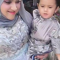 Penampilan wanita dengan baju Lebaran heboh itu viral setelah diunggah oleh akun TikTok @prince.syed.shahid. Dalam video terlihat, wanita yang tinggal di Malaysia ini mengucapkan selamat Hari Raya. Foto: Dok. TikTok @prince.syed.shahid.