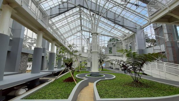 Kementerian Pekerjaan Umum dan Perumahan Rakyat (PUPR) telah menyelesaikan penataan bangunan Kawasan Taman Anggrek Kebun Raya Bogor di Kota Bogor, Jawa Barat. Begini penampakannya!