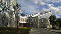 Pada tahun 2021, Kementerian PUPR melanjutkan penataan Taman Anggrek Bogor yang mencakup bangunan penghubung seluas 265,8 m2, bangunan display kiri dan kanan masing-masing seluas 345,6 m2, dan area servis seluas 100,8 m2. Pekerjaan penataan sesuai kontrak dimulai pada 4 April 2021 dan selesai 31 Oktober 2021 oleh kontraktor PT Wiratama Karya Abadi dengan biaya konstruksi Rp2,47 miliar. Dok. Kementerian PUPR