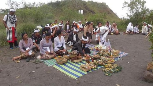 Warga Desa Adat Batur, Kecamatan Kintamani, Bangli saat menggelar upacara mecaru di lokasi bule menari telanjang, Rabu (4/5/2022) kemarin