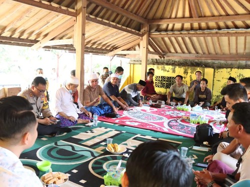 Warga Desa Mareje sepakat berdamai di hadapan para tokoh masyarakat dan pemerintah serta aparat kepolisian.