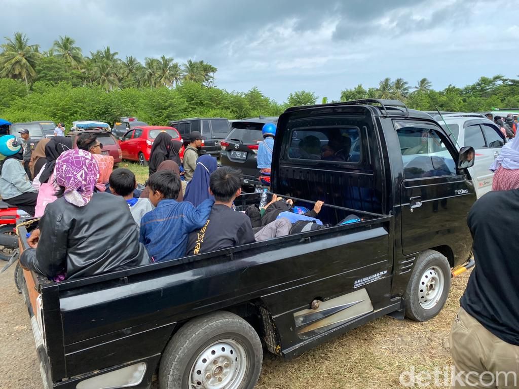 Warga Liburan Naik Mobil Bak Terbuka sampai Atap