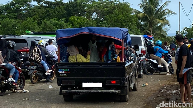 Warga Liburan Naik Mobil Bak Terbuka sampai Atap