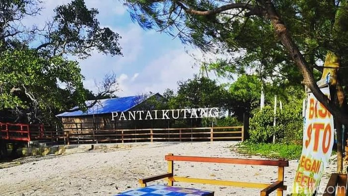 Bagi pemudik di Lamongan yang masih bingung mau liburan ke mana, bisa simak artikel ini. Ada 5 destinasi wisata di Kota Soto yang terkenal.
