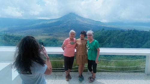 Wisatawan domestik berkunjung ke salah satu coffee shop di Kintamani, Bangli, Bali, pada momen libur Lebaran. (Agus Eka/detikBali)