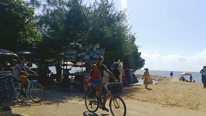 Sejumlah wisatawan tampak bersepeda di area Pantai Segara Ayu pada Rabu (4/5/2022)