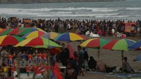 Dinas Pariwisata Bantul mencatat pada hari kedua Lebaran (3/5) sebanyak 24.170 pengunjung berwisata ke Pantai Parangtritis.   