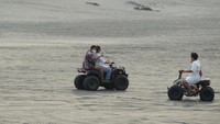 Selain pantai, Gumuk Pasir yang berada di pesisir selatan Yogyakarta juga merupakan salah satu destinasi wisata alam favorit di Kabupaten Bantul.  